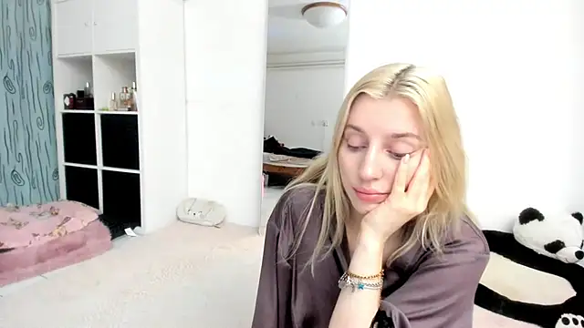 Snapshot of KenzieDawton chatting on 02.25.26 KenzieDawton online show from 02.25.26