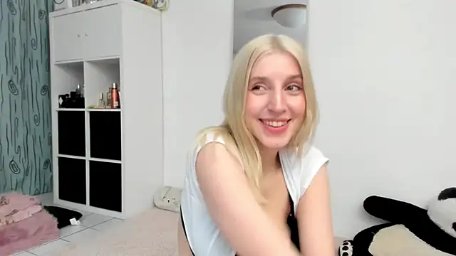 Snapshot of KenzieDawton chatting on 03.14.26 KenzieDawton online show from 03.14.26