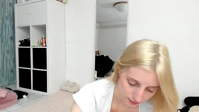 Snapshot of KenzieDawton chatting on 03.21.26 KenzieDawton online show from 03.21.26