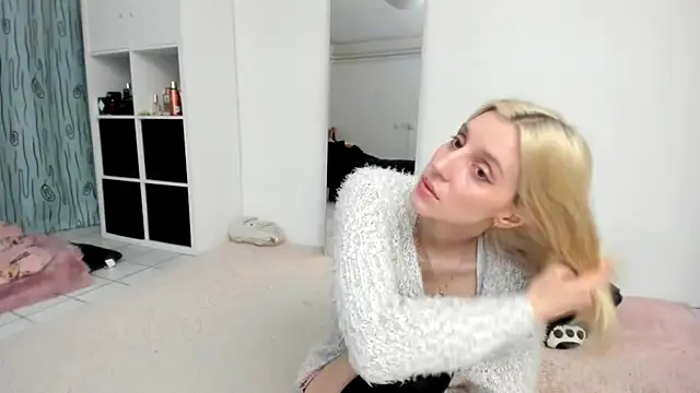 Snapshot of KenzieDawton chatting on 04.04.26 KenzieDawton online show from 04.04.26