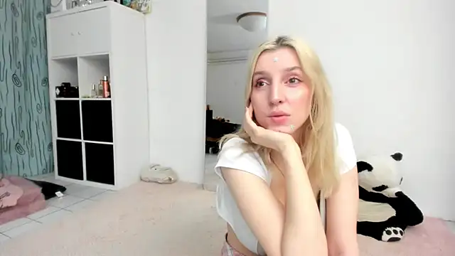 Snapshot of KenzieDawton chatting on 04.11.26 KenzieDawton online show from 04.11.26