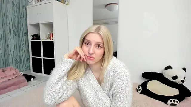 Snapshot of KenzieDawton chatting on 04.15.26 KenzieDawton online show from 04.15.26