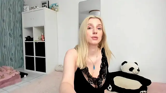 Snapshot of KenzieDawton chatting on 04.26.26 KenzieDawton online show from 04.26.26