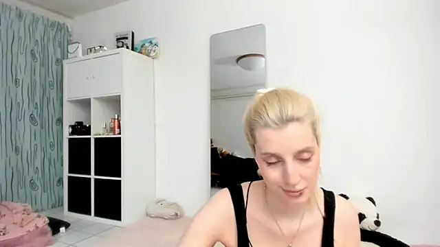 Snapshot of KenzieDawton chatting on 04.27.26 KenzieDawton online show from 04.27.26