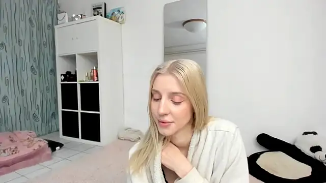 Snapshot of KenzieDawton chatting on 05.15.26 KenzieDawton online show from 05.15.26