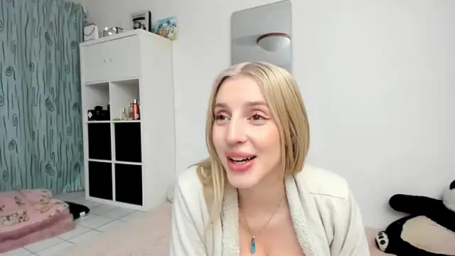Snapshot of KenzieDawton chatting on 05.16.26 KenzieDawton online show from 05.16.26