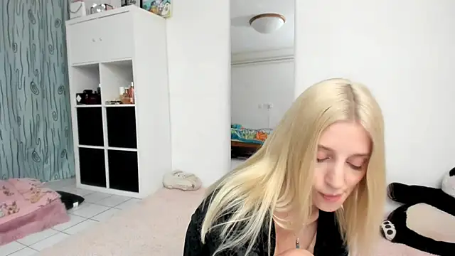 Snapshot of KenzieDawton chatting on 05.20.26 KenzieDawton online show from 05.20.26