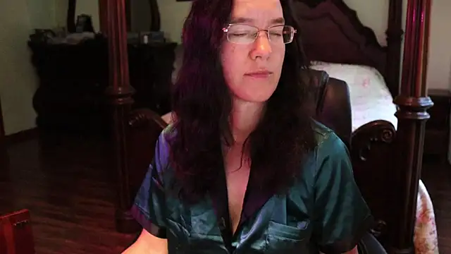 Snapshot of thornburyrose chatting on 06.17.26 thornburyrose online show from 06.17.26