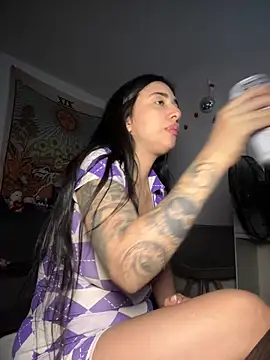 Snapshot of kiaraglam2 chatting on 11.25.25 kiaraglam2 online show from 11.25.25