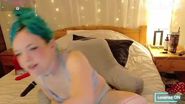 Snapshot of thetinyblue chatting on 02.10.26 thetinyblue online show from 02.10.26