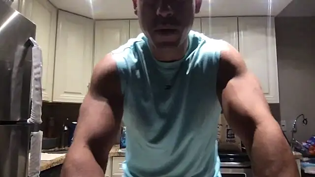 Snapshot of BigGuyMuscle chatting on 06.11.26 BigGuyMuscle online show from 06.11.26