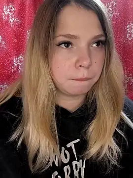 Snapshot of Zuli_Kiska chatting on 10.24.25 Zuli Kiska online show from 10.24.25