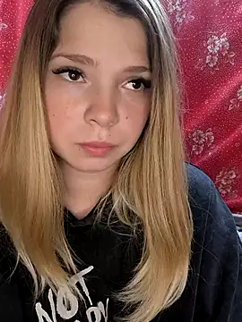 Snapshot of Zuli_Kiska chatting on 10.25.25 Zuli Kiska online show from 10.25.25