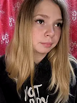 Snapshot of Zuli_Kiska chatting on 10.27.25 Zuli Kiska online show from 10.27.25