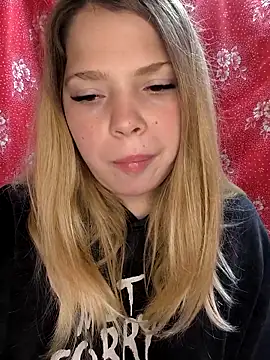 Snapshot of Zuli_Kiska chatting on 10.27.25 Zuli Kiska online show from 10.27.25