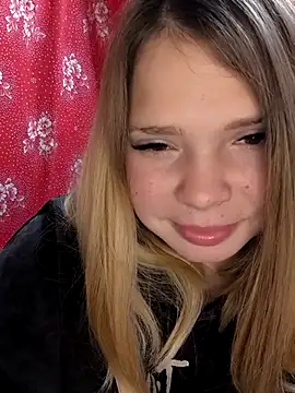 Snapshot of Zuli_Kiska chatting on 10.30.25 Zuli Kiska online show from 10.30.25