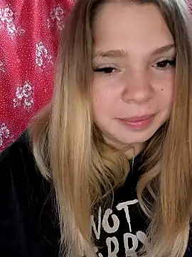 Snapshot of Zuli_Kiska chatting on 11.03.25 Zuli Kiska online show from 11.03.25