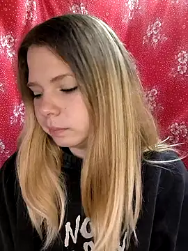 Snapshot of Zuli_Kiska chatting on 11.05.25 Zuli Kiska online show from 11.05.25