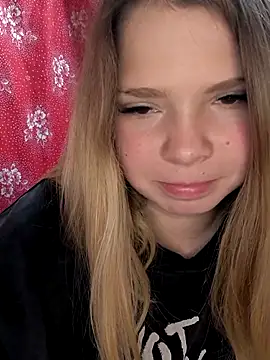 Snapshot of Zuli_Kiska chatting on 11.07.25 Zuli Kiska online show from 11.07.25