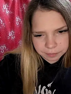 Snapshot of Zuli_Kiska chatting on 11.10.25 Zuli Kiska online show from 11.10.25