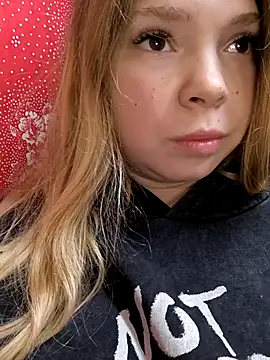 Snapshot of Zuli_Kiska chatting on 11.12.25 Zuli Kiska online show from 11.12.25