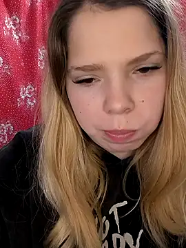 Snapshot of Zuli_Kiska chatting on 11.14.25 Zuli Kiska online show from 11.14.25