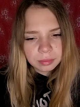 Snapshot of Zuli_Kiska chatting on 11.19.25 Zuli Kiska online show from 11.19.25