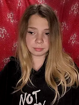 Snapshot of Zuli_Kiska chatting on 11.20.25 Zuli Kiska online show from 11.20.25