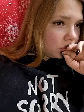 Snapshot of Zuli_Kiska chatting on 11.25.25 Zuli Kiska online show from 11.25.25