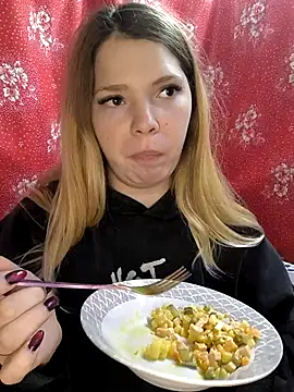 Snapshot of Zuli_Kiska chatting on 11.26.25 Zuli Kiska online show from 11.26.25