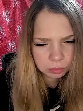 Snapshot of Zuli_Kiska chatting on 11.27.25 Zuli Kiska online show from 11.27.25