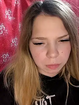 Snapshot of Zuli_Kiska chatting on 11.27.25 Zuli Kiska online show from 11.27.25