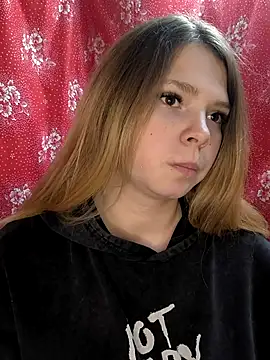 Snapshot of Zuli_Kiska chatting on 11.28.25 Zuli Kiska online show from 11.28.25