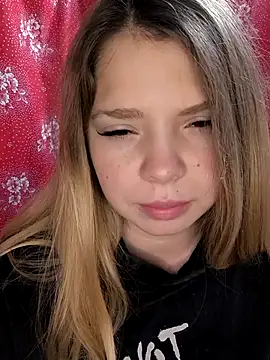 Snapshot of Zuli_Kiska chatting on 11.30.25 Zuli Kiska online show from 11.30.25