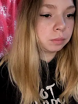 Snapshot of Zuli_Kiska chatting on 12.01.25 Zuli Kiska online show from 12.01.25