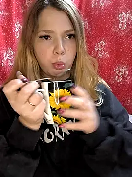 Snapshot of Zuli_Kiska chatting on 12.01.25 Zuli Kiska online show from 12.01.25