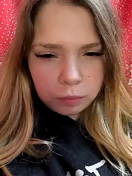 Snapshot of Zuli_Kiska chatting on 12.03.25 Zuli Kiska online show from 12.03.25