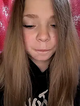 Snapshot of Zuli_Kiska chatting on 12.14.25 Zuli Kiska online show from 12.14.25