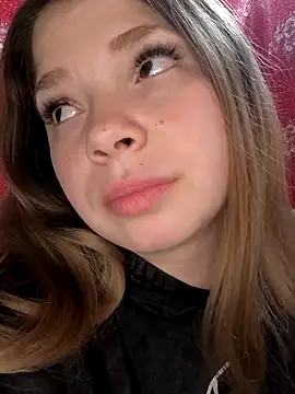 Snapshot of Zuli_Kiska chatting on 12.21.25 Zuli Kiska online show from 12.21.25