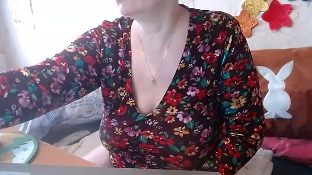 Snapshot of QueenLana chatting on 02.06.25 QueenLana online show from 02.06.25