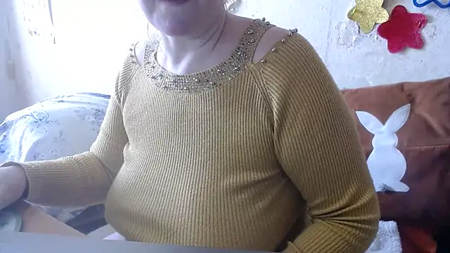 Snapshot of QueenLana chatting on 02.10.25 QueenLana online show from 02.10.25