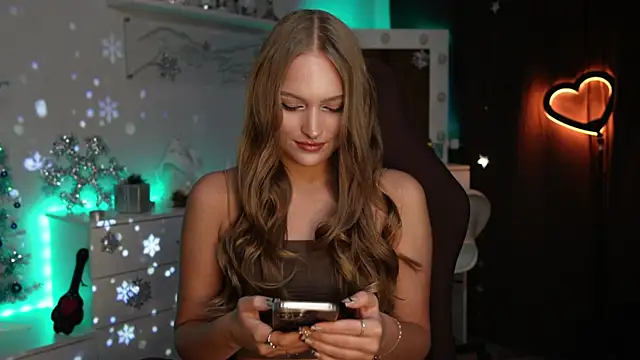 Snapshot of MrsTenderBeast chatting on 12.20.25 MrsTenderBeast online show from 12.20.25