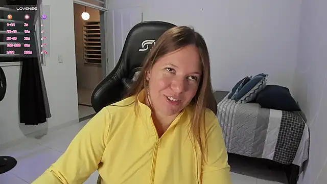 Snapshot of tamy_shine87 chatting on 12.23.25 tamy shine87 online show from 12.23.25