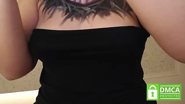 Snapshot of mollywayne chatting on 10.30.25 mollywayne online show from 10.30.25