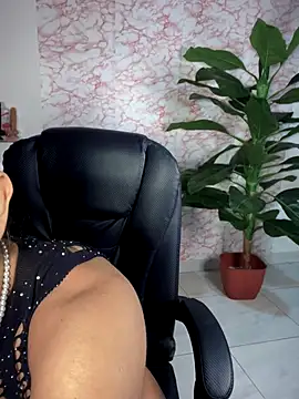 Snapshot of Ambar_pe_ chatting on 11.26.25 Ambar pe online show from 11.26.25