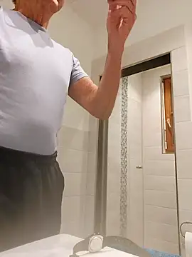 Snapshot of Einhorn527 chatting on 10.20.25 Einhorn527 online show from 10.20.25