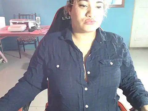 Snapshot of Hilarybunnyy chatting on 05.13.26 Hilarybunnyy online show from 05.13.26