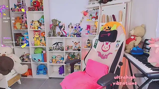 Snapshot of meda_kawaii_ chatting on 10.31.25 meda kawaii  online show from 10.31.25