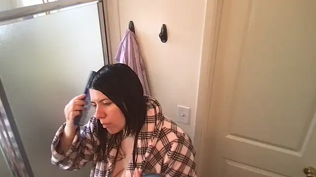 Snapshot of HYPHYtype chatting on 11.04.25 HYPHYtype online show from 11.04.25