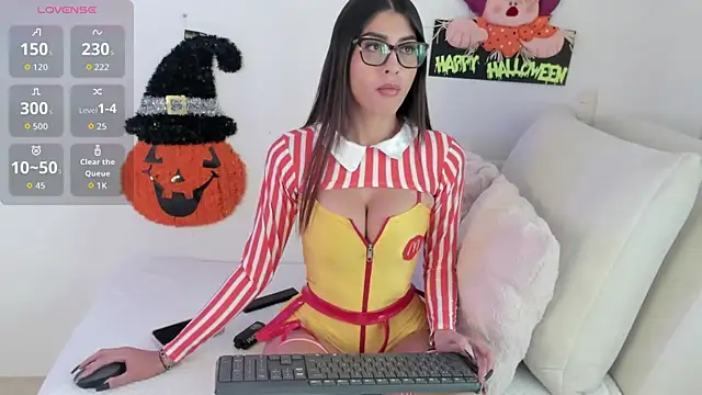 Snapshot of Sophiia_Castro chatting on 10.31.25 Sophiia Castro online show from 10.31.25